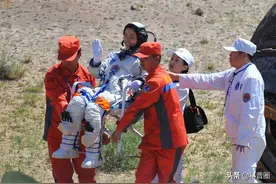 航天员返回地球后，为什么会被人搀扶到座椅上，都不能站起来？图片
