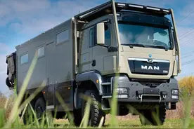 曼卡MAN 6X6重装越野房车，千万级玩家带摩托随意撒欢图片
