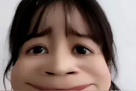 开会时师生说悄悄话，结果一起被校长罚站，不过聊天内容才是亮点图片