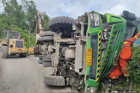 贵州遵义：惊险！大货车弯道侧翻，消防火速救援图片