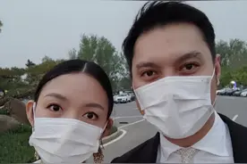 张梓琳庆祝结婚12周年，晒夫妻同框共进晚餐，丈夫送玫瑰浪漫有型图片