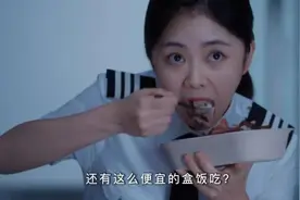 10块钱30个菜的“工地盒饭”，全网年轻人馋哭了图片