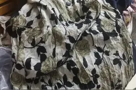 在抖音上同一个店买了4件衣服，都是很旧的，像二手衣服图片