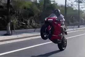 南充男子骑摩托车“翘头”炫技？交警：罚款2000元！图片