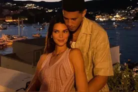 狗粮!布克詹娜深山别墅度假,詹娜坐布克大腿上喝冰啤酒看夕阳西下图片