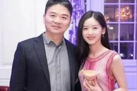 哥们笑得比蜜甜，老婆还在幼儿园。看看这几位年龄差！羡慕死了图片