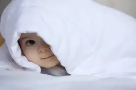 2个月“睡渣”宝宝放下就哭，放了6次哭6次，其实哄睡有“妙招”图片