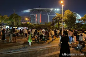 一场张杰演唱会引爆全城，周边居民坐在家里听歌喝啤酒，宛如现场图片