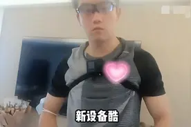 郑恺一家三口游玩，背妈咪包化身奶爸，全程陪女儿玩耍画面温馨图片