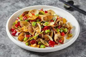 花甲吐沙，不用滴油不用加醋，海边人教你技巧，泥沙15分钟吐干净图片