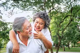 人到老年，脸上有这3个特征，多半会长寿图片