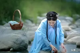 有道是青蛇妹妹她与白蛇之间的姐妹缘分情深似海图片