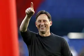 2-1逆转，时隔10年夺冠！前国安主帅跪地怒吼，杯赛双杀阿贾克斯图片