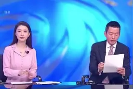 凤凰卫视新闻主播忘词停顿，低头捂嘴忍不住偷笑，网友表示很理解图片