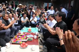 成龙真实身份曝光，回安徽老家认亲，对方一贫如洗，他却置若罔闻图片