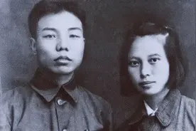 肖华是最年轻的开国上将，娶的妻子尤为美丽，两人都是少年英雄。图片