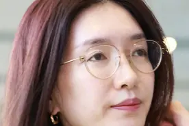 江疏影素颜治愈你的容貌焦虑，她这轮“自嘲”也在试着接地气图片