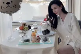 张萌晒度假照秀好身材，与老公吕超罕同框，夫妻俩吃烛光餐好甜蜜图片