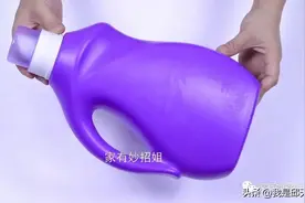 教你用空的洗衣液瓶，废物利用做一个浇花的水壶，简单又好用图片