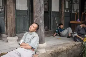 横店群演“美女泛滥”，70块钱一天蹲地吃盒饭，梦想一夜成名图片