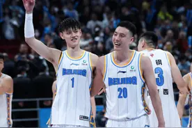 憨憨!球迷大哥把球衣扔给曾凡博求签名,小曾直接把球衣穿走了图片