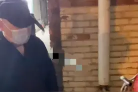 48岁郭德纲开老婆豪车下班，累到背都直不起来，被徒弟簇拥气场强图片