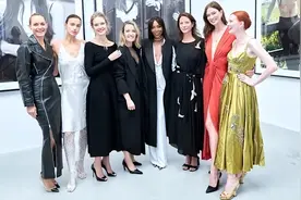 40岁LV太子妃久违现身，和超模同行们相聚，穿朴素小黑裙很清新图片