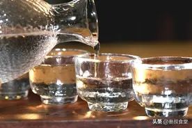 酒桌上喝酒时，为啥有人旁边总放一杯白水？内藏玄机，今天才弄懂图片