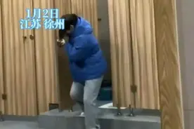 徐州女子逛街内急冲进男厕所，男网友纷纷喊话：我们没有隐私吗？图片