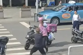 上海一老人与外卖小哥当街起冲突，试图用拐杖攻击后倒地？有关部门回应图片