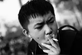 衡水一中学孩子因抽烟回家反省两周,合理吗?网友:先抽颗烟压压惊图片