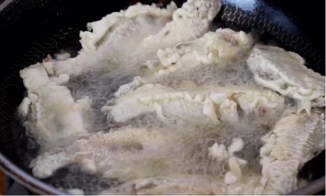 做炸鱼，放面粉还是淀粉呢？好多人不知道，这样做酥脆好吃