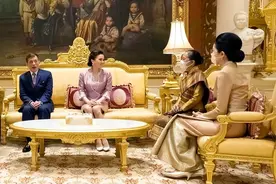 44岁泰国王后苏提达，穿粉裙好嫩，却被67岁的泰国第一夫人抢风头图片