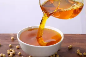 什么油最不健康呢？是大豆油吗？医生提醒：这3种油，尽量少吃图片