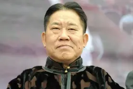 要钱没钱，要貌没貌！5位丑男演员，娶得老婆咋一个比一个漂亮？图片