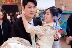 山东：婚礼现场，新娘被新郎抱着洋溢满脸的幸福，羡慕了多少人图片