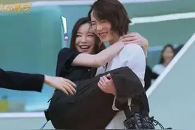 没想到于文文也有今天！直接从酷帅拽变成团宠小公主！笑吐了图片