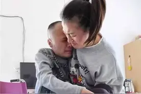 7岁孝女母亲去世，与瘫痪父亲相依为命，她的结局让人破防了图片