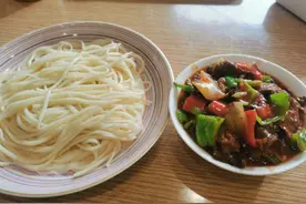 乌鲁木齐最火的面，日卖3000份，两层楼坐满人，外卖小哥跑个不停图片