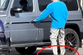 让粉丝坑了！王楚钦开银灰色奔驰座驾出门，被网友举报穿拖鞋开车图片