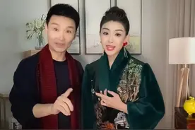 刘和刚携妻儿豪宅内拜年！世姐妻子盛装如少女，一双儿女神似爸图片