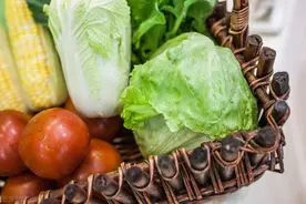 用胶带捆绑的蔬菜含有大量甲醛？对人体有害还致癌？告诉你真相图片