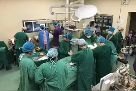 三胎孕妈突发产后大出血5000毫升险丧命，医生奋战8小时跑赢“死神”图片