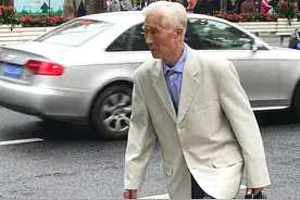 男人到五六十岁，一定要杜绝：衣穿花、发凌乱，这样打扮才不油腻图片