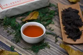 最是一年春好处，劝君更饮一杯茶图片