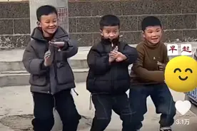 小学生流行的3个奇怪动作， 电摇嘲讽遭家长吐槽：太不文明了图片