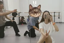 金晨大方晒练舞照，穿紧身短裤大腿肌肉好明显，身后帅哥陪练抢镜图片