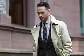 男人到了五六十岁，建议多穿这4种“绅士色”，成熟稳重有格调图片