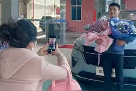 广东一女子帮闺蜜老公拍提新车照片，结果让人哭笑不得：有事真上图片