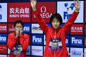 大格局!陈芋汐领金牌亚军全红婵欢呼,扮演气氛组为乐乐疯狂打call图片